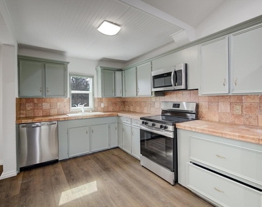 158 E 7th Street - Photo Thumbnail 12