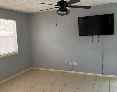 12005 Greenwood Forest Drive - Photo Thumbnail 5
