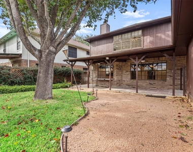 2415 Parkwood Lane - Photo Thumbnail 33