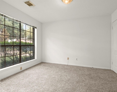 2415 Parkwood Lane - Photo Thumbnail 6