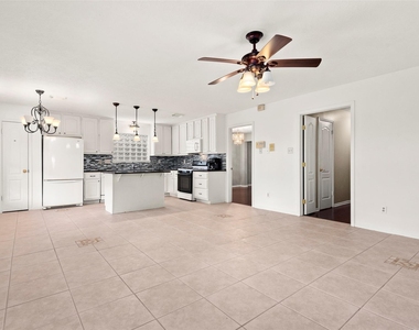 2415 Parkwood Lane - Photo Thumbnail 16