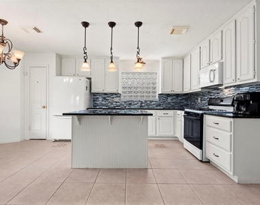 2415 Parkwood Lane - Photo Thumbnail 17