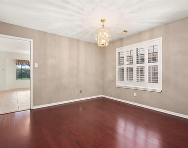 2415 Parkwood Lane - Photo Thumbnail 10