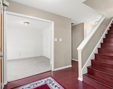 2415 Parkwood Lane - Photo Thumbnail 5