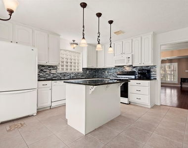 2415 Parkwood Lane - Photo Thumbnail 20