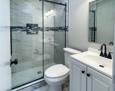 204 E 18th Street - Photo Thumbnail 8