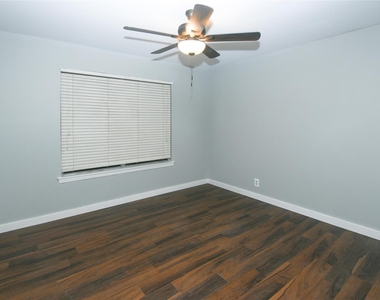 204 E 18th Street - Photo Thumbnail 5