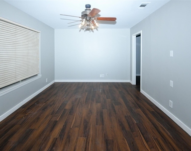 204 E 18th Street - Photo Thumbnail 1