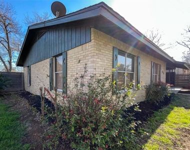 204 E 18th Street - Photo Thumbnail 17