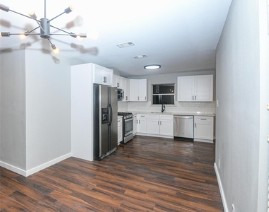 204 E 18th Street - Photo Thumbnail 9