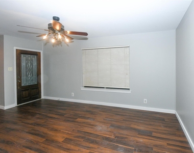 204 E 18th Street - Photo Thumbnail 2