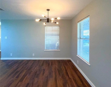 204 E 18th Street - Photo Thumbnail 3