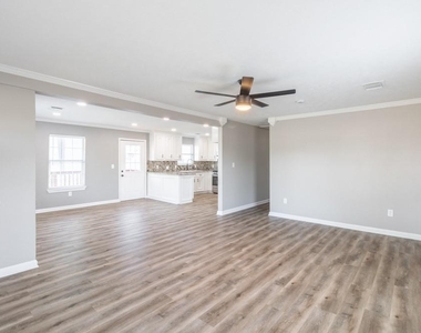 725 10th Street - Photo Thumbnail 4