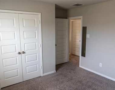 7010 Silverleaf Oak Street - Photo Thumbnail 36