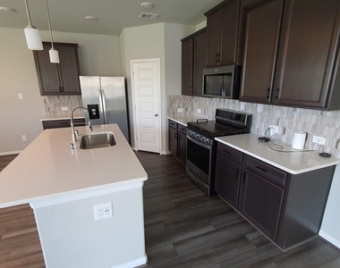 7010 Silverleaf Oak Street - Photo Thumbnail 11