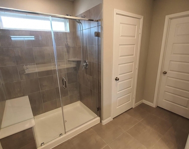 7010 Silverleaf Oak Street - Photo Thumbnail 27