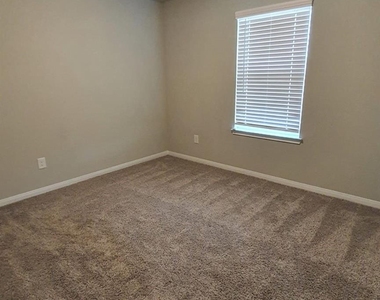 7010 Silverleaf Oak Street - Photo Thumbnail 39