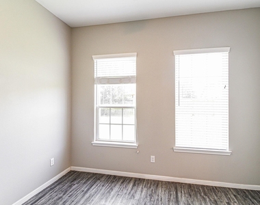 3209 Youngs Meadow Lane - Photo Thumbnail 7