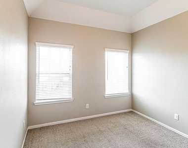 3209 Youngs Meadow Lane - Photo Thumbnail 8