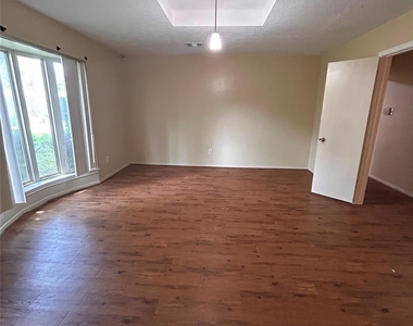 12755 Brookglade Circle - Photo Thumbnail 4