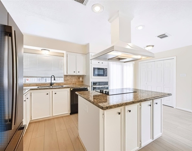 930 Mesa Terrace Drive - Photo Thumbnail 7