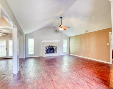 607 Rosewood Drive - Photo Thumbnail 4