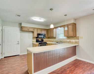 607 Rosewood Drive - Photo Thumbnail 12