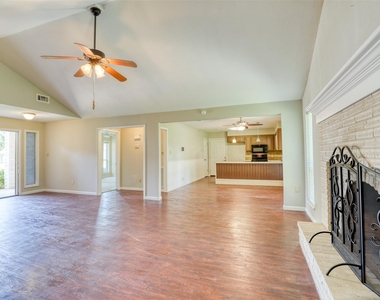 607 Rosewood Drive - Photo Thumbnail 7
