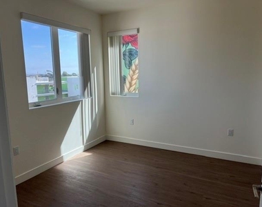 2312 F Avenue - Photo Thumbnail 9