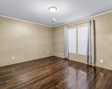 211 Woodstock - Photo Thumbnail 5