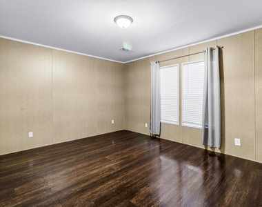 211 Woodstock - Photo Thumbnail 17