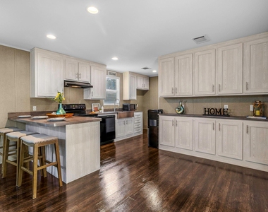 211 Woodstock - Photo Thumbnail 1