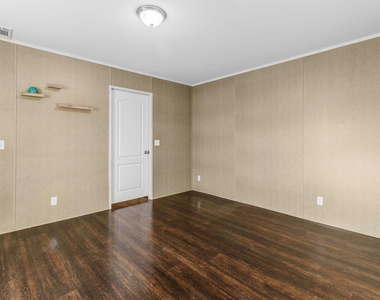 211 Woodstock - Photo Thumbnail 6