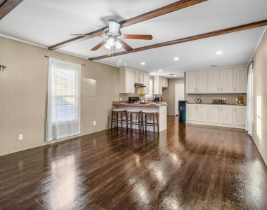 211 Woodstock - Photo Thumbnail 3