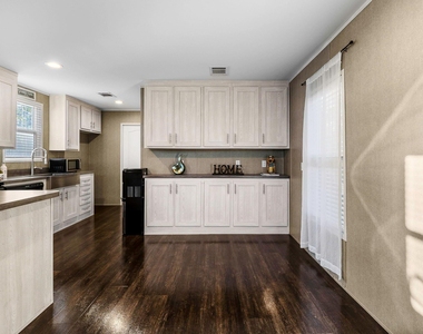 211 Woodstock - Photo Thumbnail 12