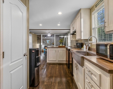 211 Woodstock - Photo Thumbnail 11