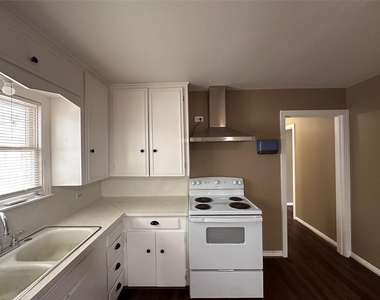 1121 Millie Street - Photo Thumbnail 5