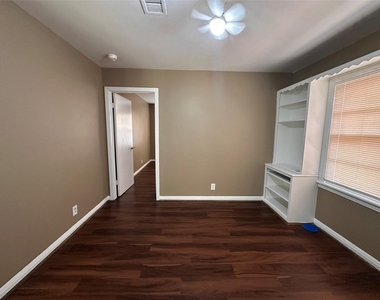 1121 Millie Street - Photo Thumbnail 9