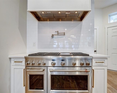 306 E 28th Street - Photo Thumbnail 4