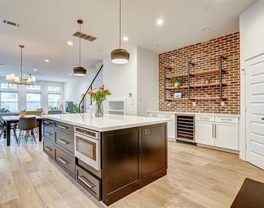 306 E 28th Street - Photo Thumbnail 3