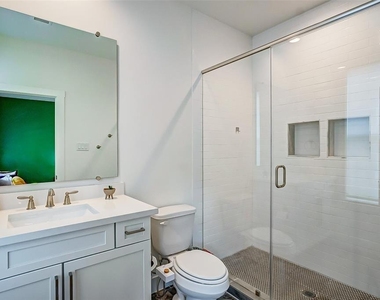 306 E 28th Street - Photo Thumbnail 30