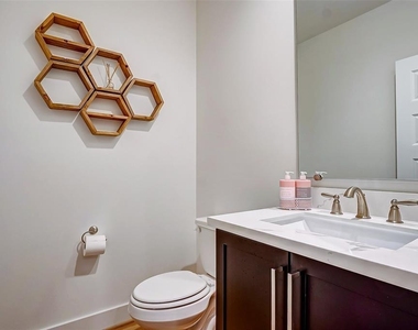 306 E 28th Street - Photo Thumbnail 2