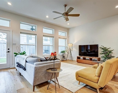 306 E 28th Street - Photo Thumbnail 14