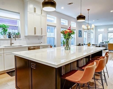 306 E 28th Street - Photo Thumbnail 10