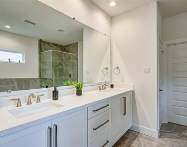 306 E 28th Street - Photo Thumbnail 22