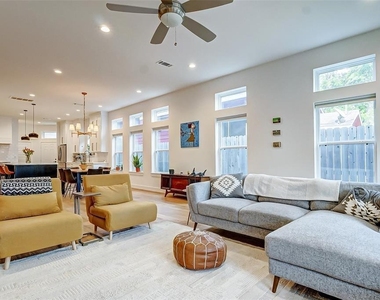306 E 28th Street - Photo Thumbnail 16