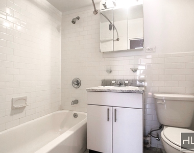 East 57 Street - Photo Thumbnail 3