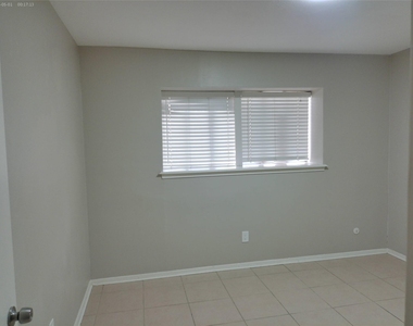 1102 W Tri Oaks Lane - Photo Thumbnail 9