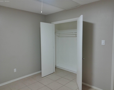 1102 W Tri Oaks Lane - Photo Thumbnail 11