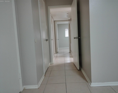 1102 W Tri Oaks Lane - Photo Thumbnail 12